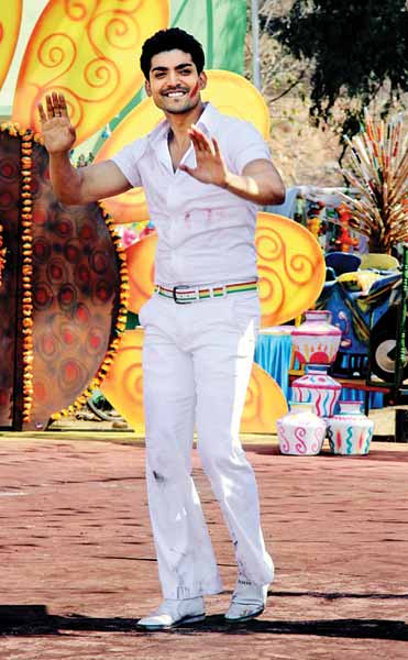 This gulal and bhaang packed episode saw a lot of naach-gaana by some of the most popular stars from Zee TV’s prime time shows. Kratika Sengar and Gurmeet Chaudhary of Punarvivaah, Rithvik Dhanjani and Asha Negi from Pavitra Rishta, Anirudh Dave, Suhasi Dhami from Housewife Hai... Sab Jaanti Hai, Karan Singh Grover and Surabhi Jyoti of Qubool Hai, Ekta Kaul and Ashish Sharma of Rab Se Sohna Isshq, Varun Badola of Phir Subah Hogi, Rati Pandey of Hitler Didi were seen having a blast at the shoot. Catch Zee TV’s Holi special Holi Ladakpan Ki on Monday, March 25, at 7 pm.
Gurmeet Chaudhary dancing on the sets.
(DNA Web Team / DNA)