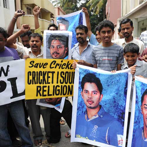 Pix: Fans cheer as RCB clash with Mumbai Indians