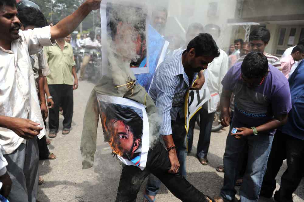 Indian fans burnt Effigies of Cricketers involved in spot fixing