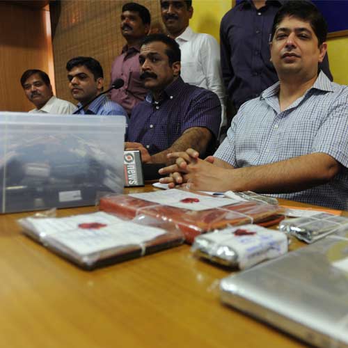 Mumbai police show mobile phones, iPad, laptop found during IPL spot-fixing raid