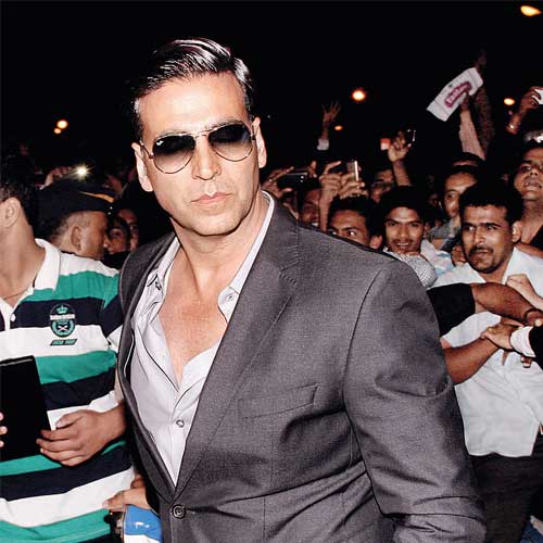 Akshay Kumar sport the side-parting look.