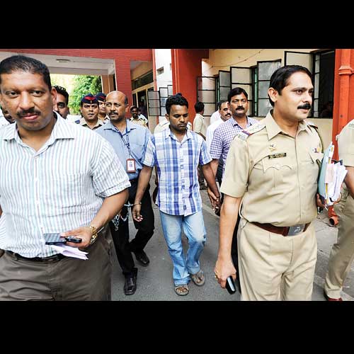 Yogesh Raut (centre), prime suspect in the murder and gang-rape of techie Nayana Pujari, along with the police team that re-arrested him, on being brought to the city on Friday.