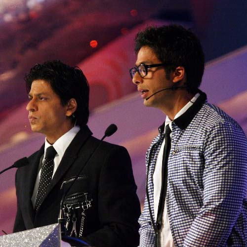 Shah Rukh Khan (L) and Shahid Kapoor addressing an awards ceremony in Mumbai in 2010. 
