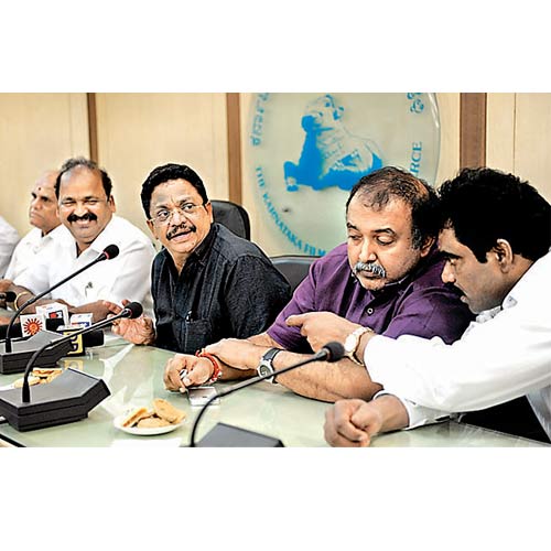From left: Karnataka Film Chamber of Commerce
president B Vijayakumar, South Indian Film Chamber of Commerce (SIFCC) president C Kalyan, SIFCC secretary Ravi Kottarakara and producer Rockline Venkatesh at a press conference on Thursday.