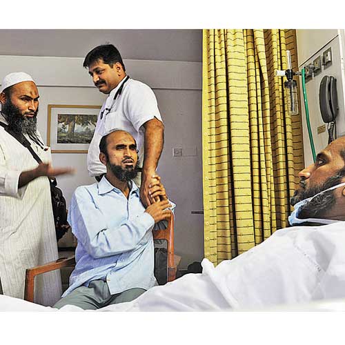Usman Akbani recuperates at Hinduja hospital on Tuesday. Also seen in the picture are donor Qadar and Dr Jatin Kothari