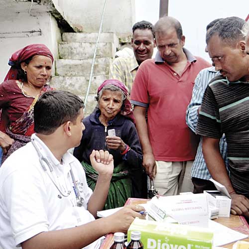 A doctor from Doctors For You is seen talking to villagers at a relief camp in Uttarakhand.
Photo courtesy: Doctors For You