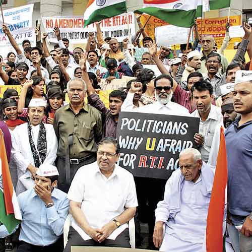 Former Karnataka Lokayukta justice (retd) Santosh Hegde (centre) and freedom fighter Doreswamy (right) at a protest against amending the RTI Act.