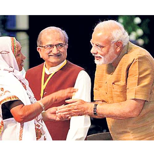 Sunderben, sarpanch of Kusla village in Banswada district, Rajasthan, in conversation with Narendra Modi.