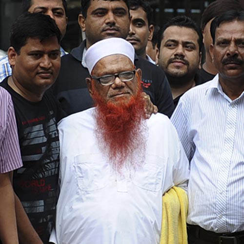 Abdul Karim Tunda(center)