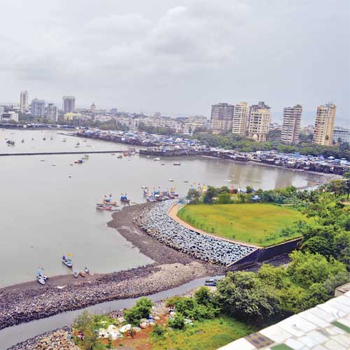 Illegal jetties have cropped up in the area of reclaimed land, inspite of dedicated areas at Macchimaar Nagar.