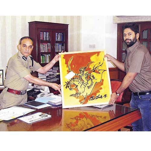 Shishir Shinde (R) handing over the portrait to Satyapal Singh for the survivor.
