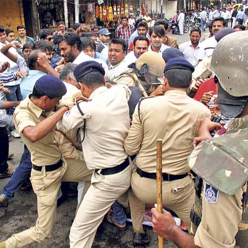 Police and Cong workers had a fight when trying to burnt CM effigy on Saturday.