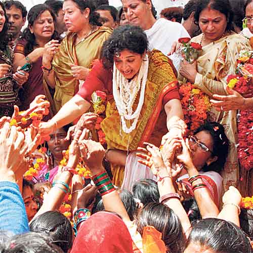 Newly appointed Women Congress national president Shobha Ojha being welcomed by the party workers at Gandhi Bhawan on Sunday.