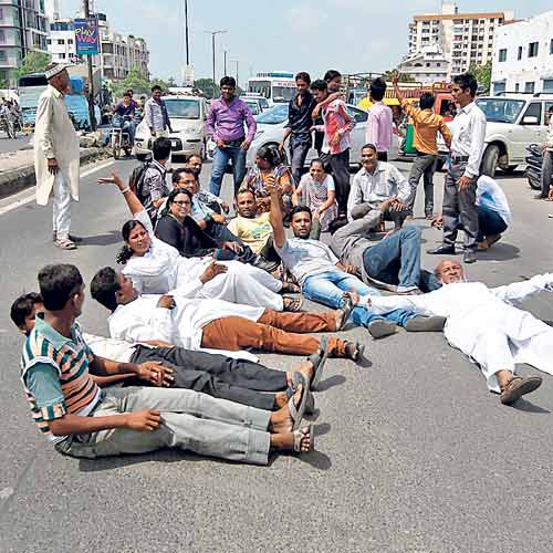 Cong workers protesting vigourously in Jamalpur.