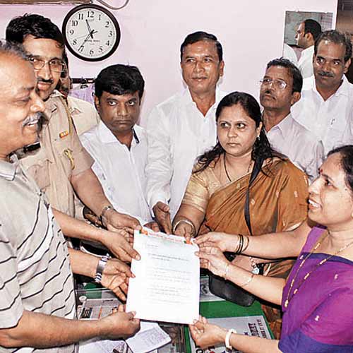 BJP followers met GRP official at Vashi railway station.