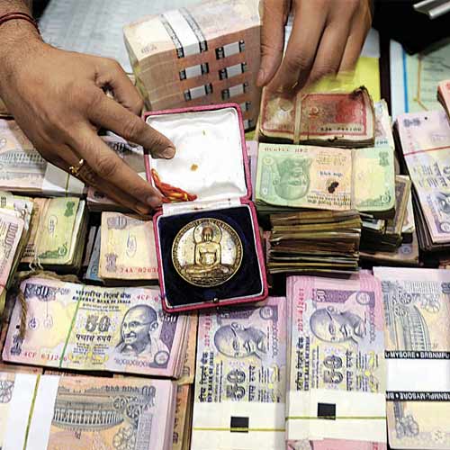 The police display the cash and silver idol seized from the thief, at Mumbai Central railway station on Thursday.