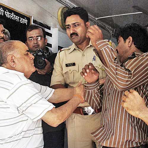 The deceased's relative hits the garbage truck driver at Dindoshi police station.