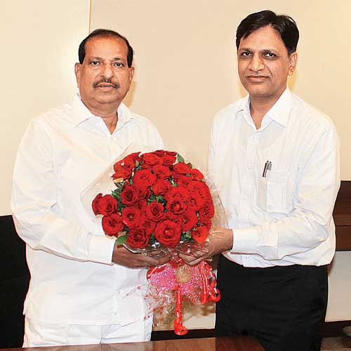 Civic chief Abasaheb Jarhad recently met Thane guardian minister Ganesh Naik.