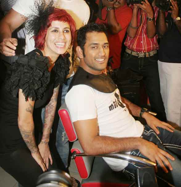 MS Dhoni's new look inspired by World War II paratroupers; not Mario Balotelli, reveals his hair stylist Sapna Bhavnani MS Dhoni's new look inspired by World War II paratroupers; not Mario Balotelli, reveals his hair stylist Sapna Bhavnani