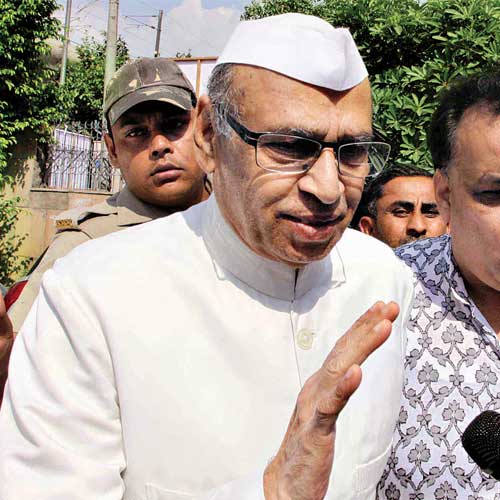 Rasheed Masood being taken to the Delhi court before the judgment.