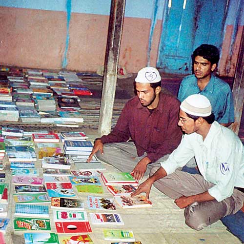 Himayat Baig (in pista green shirt) and Fayyaz Kagzi (brown shirt) in Aurangabad in 2006.