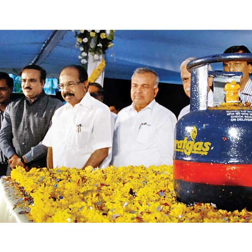 Union minister Veerappa Moily, MP Ananthkumar, minister Ramalinga Reddy and others launch the five kg LPG cylinder and inter company LPG portability scheme at BPCL Coco petrol pump on Bannerghatta Road in Bangalore on Saturday.
