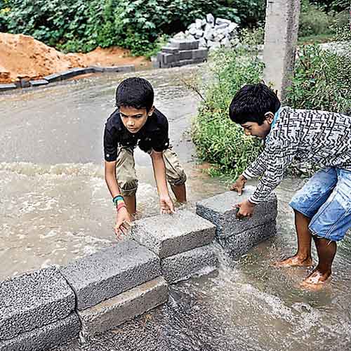 A breach in Arakere Lake on Wednesday because of heavy rainfall on Tuesday night resulted in the inundation of the entire locality of Vijaya Bank Layout and surrounding areas, leaving the roads flooded and water entering the residences of many. The stench of sewage swept the air, and people were forced to ride, drive and even wade through sewage water full of worms.