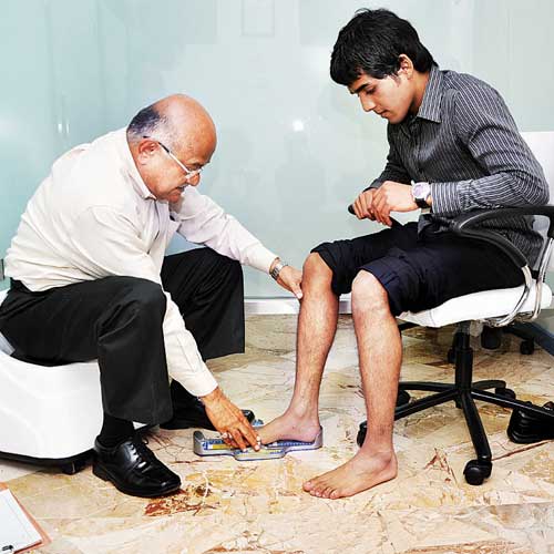 Chaitanya Shah checking Sanil Shetty