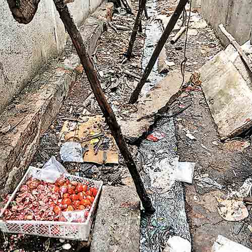 The open drains inside the market are choked with rotten vegetable waste, garbage and silt, emanating unbearable stench.