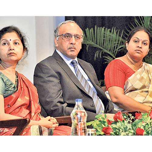 (L-R) Mili Majumdar, Dr Pradeep Mathur and Dr Deepti Vyas