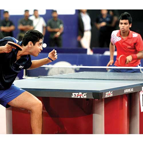 Sudhanshu Grover (L) and Abhishek Yadav in action during the final on Sunday.