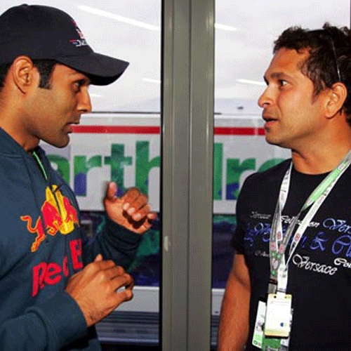 Karun Chandhok (left) has Sachin Tendulkar s undivided attention. Photo Courtesy: Karun Chandhok