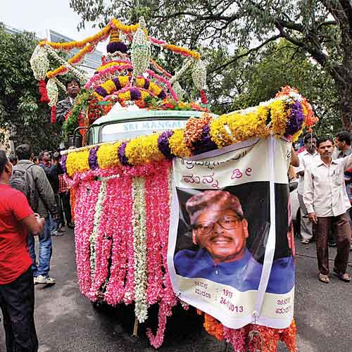 The mortal remains of legendary singer Manna De, who passed away at a Bangalore hospital, are carried for the last rites on Thursday.