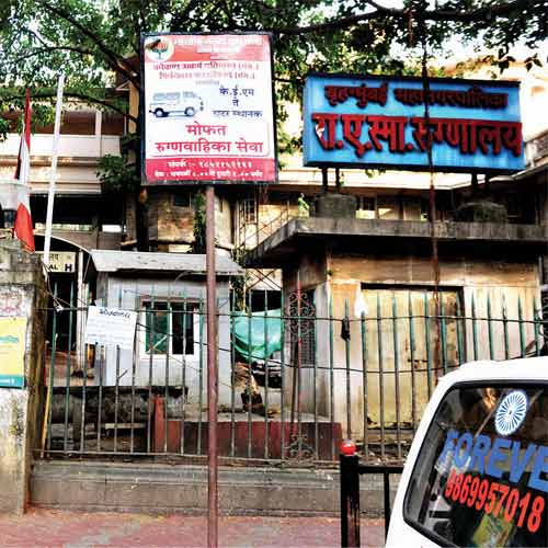 The entrance of KEM Hospital at Parel. The hospital has a Grade II-B heritage status.