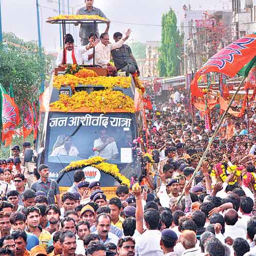 Chief minister Shivraj Singh Chouhan's Jan Ashirwad Yatra receives a rousing welcome on Patnipura road on Sunday.
