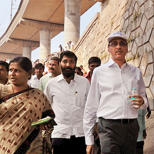 Sitaram Kunte inspects Metro corridor