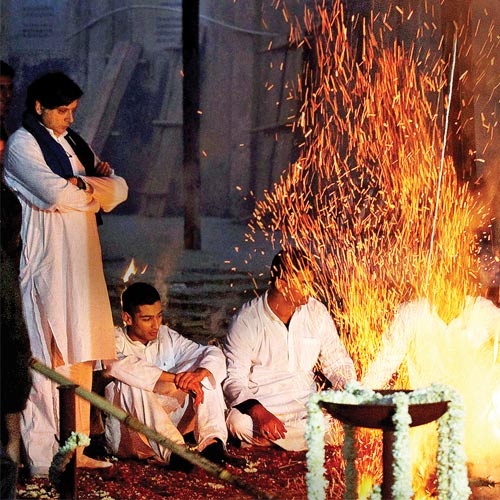 Tharoor at Sunanda's cremation in New Delhi on Saturday.