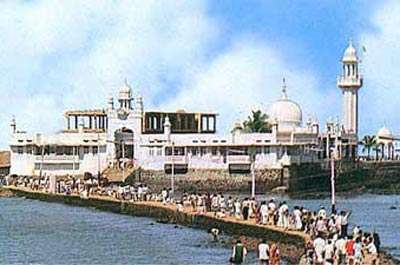 Mumbai’s Haji Ali Mosque committee demands more security - 400 x 265 jpeg 19kB