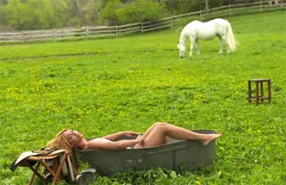 Beyonce poses nearly naked in tin bath for country-themed ... - 410 x 265 jpeg 32kB