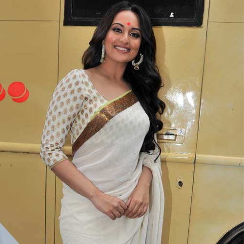 Sonakshi Sinha wears nine sarees in song from 'Lootera ... - 500 x 500 jpeg 25kB