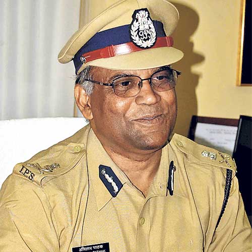 The director general of police (Gujarat), Amitabh Pathak (58), on Friday died of a massive cardiac arrest while vacationing with his family at a beach ... - 1879235