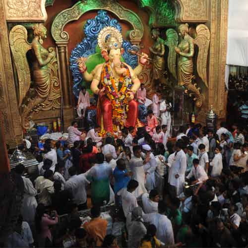 Lalbaugcha Raja, its navas queue and I - 500 x 500 jpeg 29kB