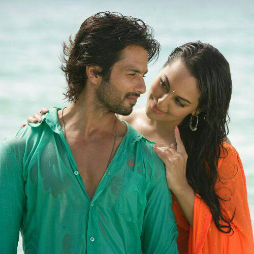Watch Shahid Kapoor Romance Sonakshi Sinha In Rrajkumars First Romantic Song Dhoka Dhadi