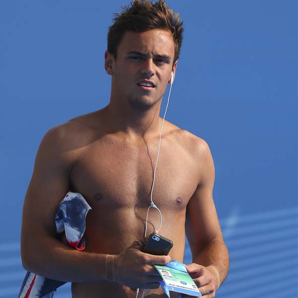 British Olympic diver Tom Daley confirms hes straight 