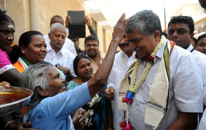 Congress candidate Nandan Nilekani seeking votes in KSRTC Layout slum during padayatra on Tuesday. Around 50 Congress supporters accompanied him. A Veeramani - DNA Nandan Nilekani seeking votes in KSRTC