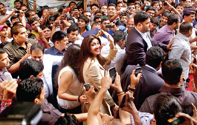 Shilpa Shetty Kundra gets mobbed on visit to Zhaveri Bazar to launch her own chain of jewellery stores Shilpa Shetty Kundra gets mobbed on visit to Zhaveri Bazar to launch her own chain of jewellery stores