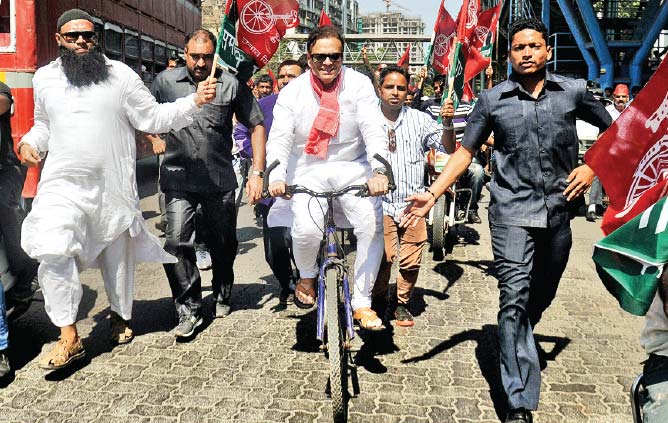 Samajwadi Party leader Abu Azmi rides a bicycle during a rally in Bandra (E) on Thursday. His son Farhan Azmi is contesting from Mumbai North-Central — Shraddha Bhargava Chaturvedi\dna Samajwadi Party leader Abu Azmi rides a bicycle during a rally in Bandra (E) on Thursday. His son Farhan Azmi is contesting from Mumbai North-Central — Shraddha Bhargava Chaturvedi\dna