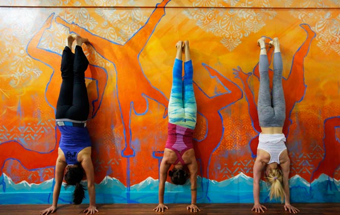 Students practice handstands to build core strength during a class at Esh Circus Arts, a circus school and training center offering recreational circus instruction, in Somerville, Massachusetts May 7, 2014. REUTERS/Brian Snyder Students practice handstands to build core strength during a class at Esh Circus Arts, a circus school and training center offering recreational circus instruction, in Somerville, Massachusetts May 7, 2014. REUTERS/Brian Snyder