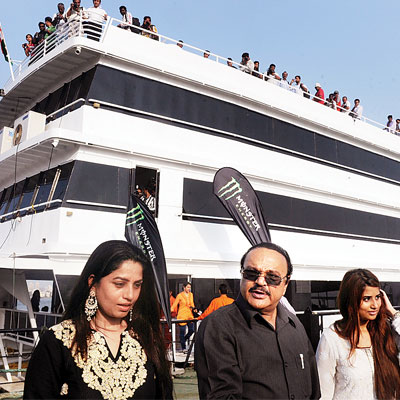 Chhagan Bhujbal opens Mumbai's first floating restaurant - 400 x 400 jpeg 52kB