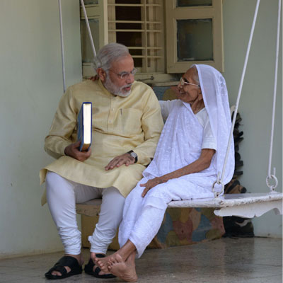 Narendra Modi's mother watches son's coronation - 400 x 400 jpeg 32kB